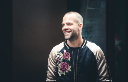Pascal_Goffin_Schauspieler_Profil_Blumen_Jacke