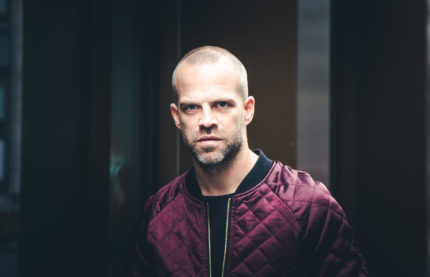 Pascal_Goffin_Schauspieler_Profil_rote_Jacke